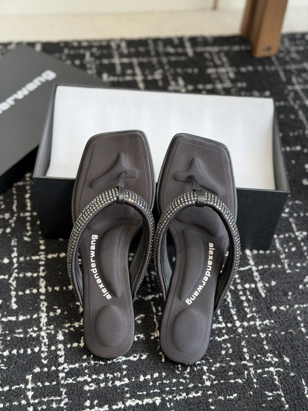 代购级Alexander Wang26ss夏季新款水钻方头夹趾人字拖夏日炸街神器,把随性与闪钻氛围感焊在 代购级Alexander Wang26ss夏季新款水钻方头夹趾人字拖夏日炸街神器,把随性与闪钻氛围感焊在