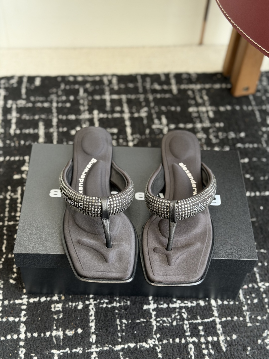 代购级Alexander Wang26ss夏季新款水钻方头夹趾人字拖夏日炸街神器，把随性与闪钻氛围感焊在