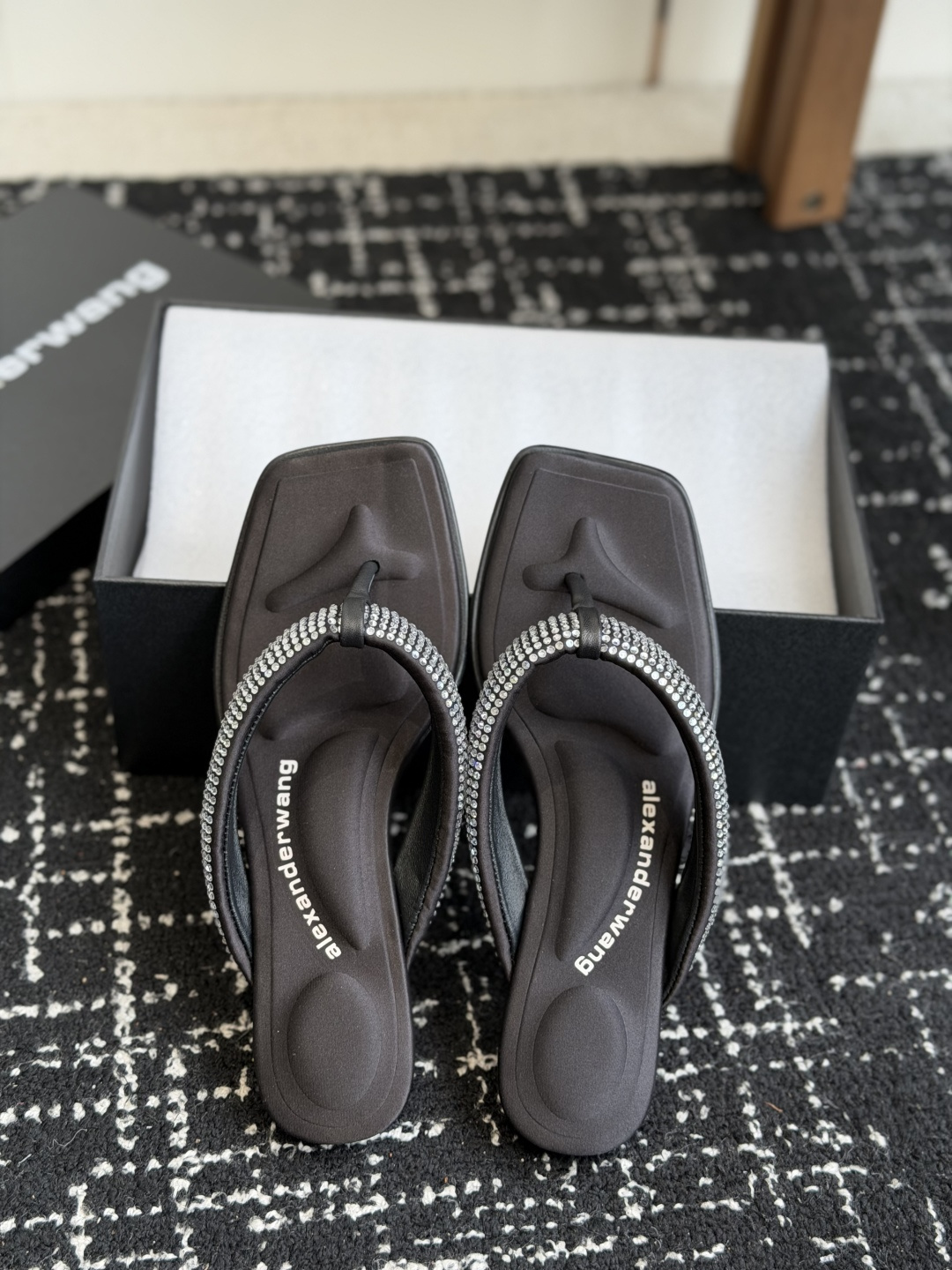 NO:815540,Purchasing-grade Alexander Wang26ss summer new rhinestone square toe thong flip-flops. It is a summer street artifact. It welds the casual and sparkling diamond atmosphere on the feet. The design adopts a neat square toe cut, with a classic flip-flop version, and has a cool texture. The rhinestone ribbon on the shoe body is the finishing touch. It is low-key and has a sense of blingbling details. It instantly enhances the sophistication of the outfit without being too ostentatious.  It is the king of versatile combinations. It can be easily worn with denim shorts, sports pants, overalls, and dresses. Whether you are going downstairs to pick up express delivery, visiting the supermarket, or vacationing at the beach or checking in at the night market, one pair can complete the look of the whole scene. The upper is silk fabric with hot diamonds and the outsole is genuine leather. Sizes 35-40 (40 size customization is non-refundable). Split-toe shoes, skirts, shorts, real silk, Leather soles19860909代购级 Alexander Wang26ss夏季新款水钻方头夹趾人字拖 夏日炸街神器,把随性与闪钻氛围感焊在脚上设计上采用利落的方头剪裁,搭配经典夹脚版型,自带酷飒质感.鞋身的水钻饰带是点睛之笔,低调中带着blingbling的细节感,上脚瞬间提升穿搭精致度,又不会过于张扬. 搭配上堪称百搭王,配牛仔短裤、运动裤、工装裤、连衣裙都能轻松驾驭,不管是下楼取快递、逛超市,还是海边度假、夜市打卡,一双就能搞定全场景造型. 鞋面真丝布烫钻 大底真皮大底 size35-40码（40码定制不退换）,分趾鞋,skirts,shorts,real silk,Leather soles,Women's Shoes