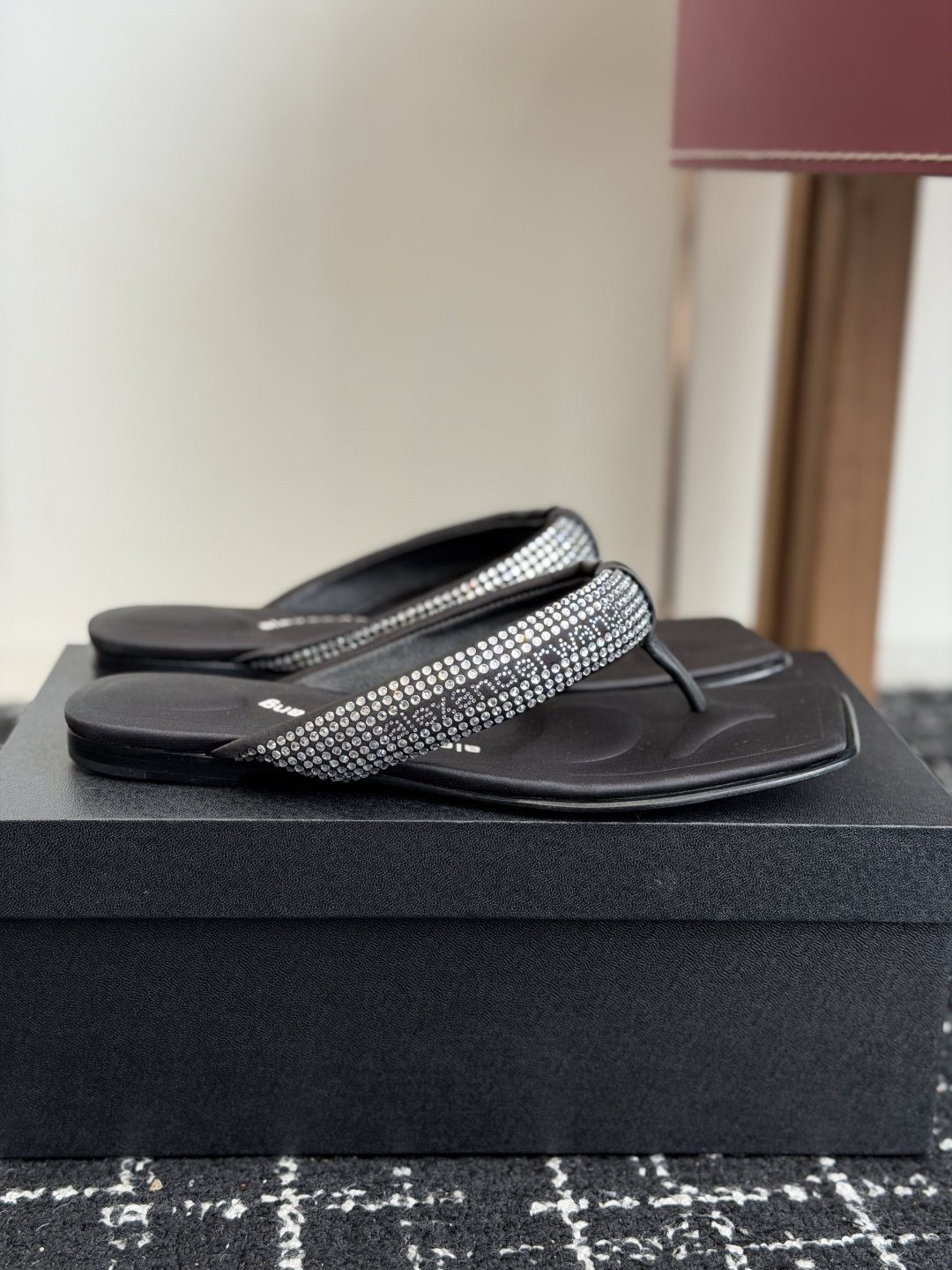 代购级Alexander Wang26ss夏季新款水钻方头夹趾人字拖夏日炸街神器,把随性与闪钻氛围感焊在 代购级Alexander Wang26ss夏季新款水钻方头夹趾人字拖夏日炸街神器,把随性与闪钻氛围感焊在