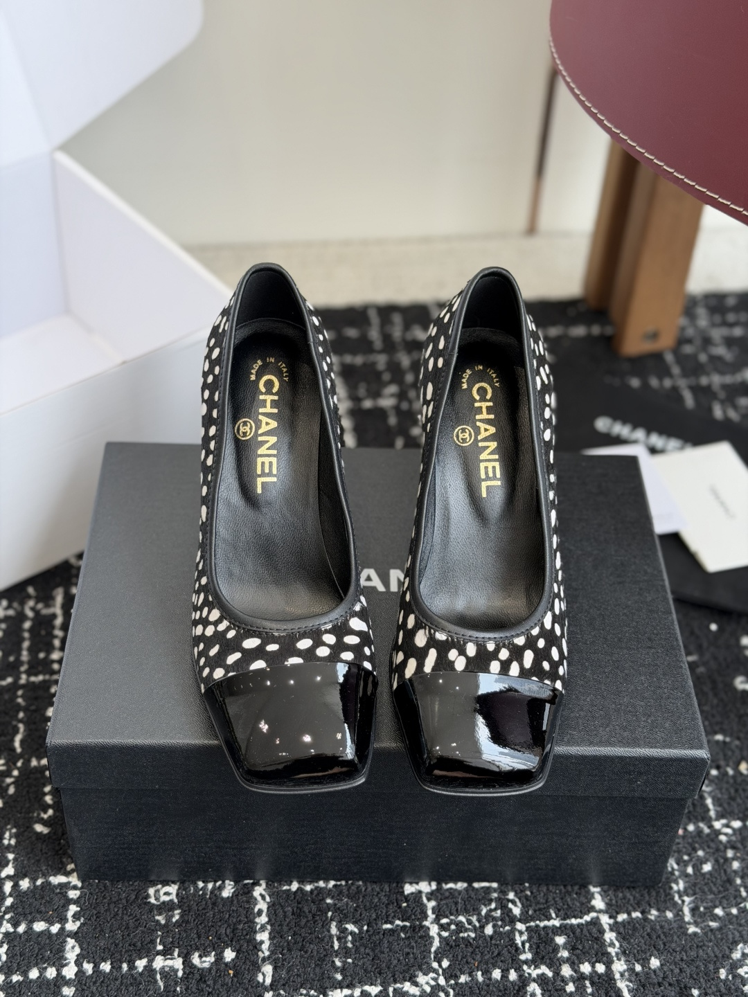 NO:815532,Purchasing agent CHANEL Xiaoxiang 26ss early spring new style large square toe heels, retro French elegance, full of high-end sense, bold color matching and fashion sense!  Full of personality!  Fragrant Grandma Mary Jane high shoes, a pair of high heels that are very popular recently!  The large square toe design directly lengthens the legs!  Personalized style. The fabric is imported patent leather/wool, with sheepskin lining, soft and delicate, 100% comfortable to the feet, beautiful and feminine at the same time, Italian genuine leather outsole, heel height 8.5cm, Size#35-41 (40 41 custom-made, non-refundable), high-heeled shoes, chanel, mary jane, high heels, sheepskin, Leather soles19860909代购级 CHANEL小香 26ss 早春新款 大方头跟鞋,复古法式优雅感,高级感十足,大胆的配色时尚感拉满！个性十足！ 香奶奶玛丽珍高鞋,最近很火的一双高跟鞋！大方头设计直接拉长腿型！个性的款型. 面料进口漆皮/毛,内里垫脚羊皮,柔软细腻,脚感舒适度百分百,美观的同时又超显女人味,意大利真皮大底 跟高8.5cm Size#35-41（40 41 订做不退换）,高跟鞋单鞋,chanel,mary jane,high heels,sheepskin,Leather soles,Women's Shoes