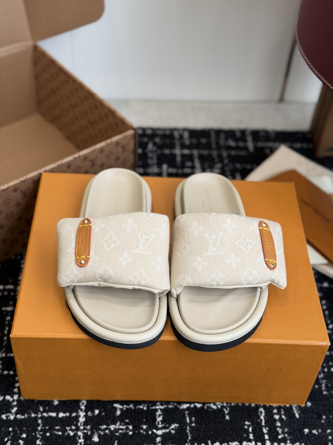 东莞代购级LV路易威登 情侣款 POOL PILLOW COMFORT 一字魔术贴面包拖Pool Pil 东莞代购级LV路易威登 情侣款 POOL PILLOW COMFORT 一字魔术贴面包拖Pool Pil