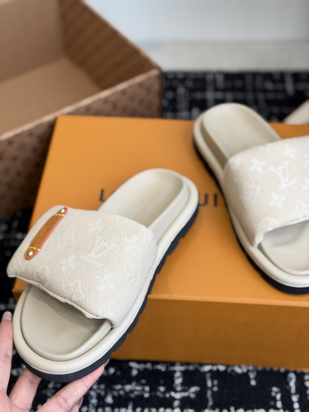 东莞代购级LV路易威登 情侣款 POOL PILLOW COMFORT 一字魔术贴面包拖Pool Pil 东莞代购级LV路易威登 情侣款 POOL PILLOW COMFORT 一字魔术贴面包拖Pool Pil