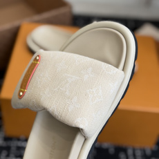 东莞代购级LV路易威登 情侣款 POOL PILLOW COMFORT 一字魔术贴面包拖Pool Pil 东莞代购级LV路易威登 情侣款 POOL PILLOW COMFORT 一字魔术贴面包拖Pool Pil
