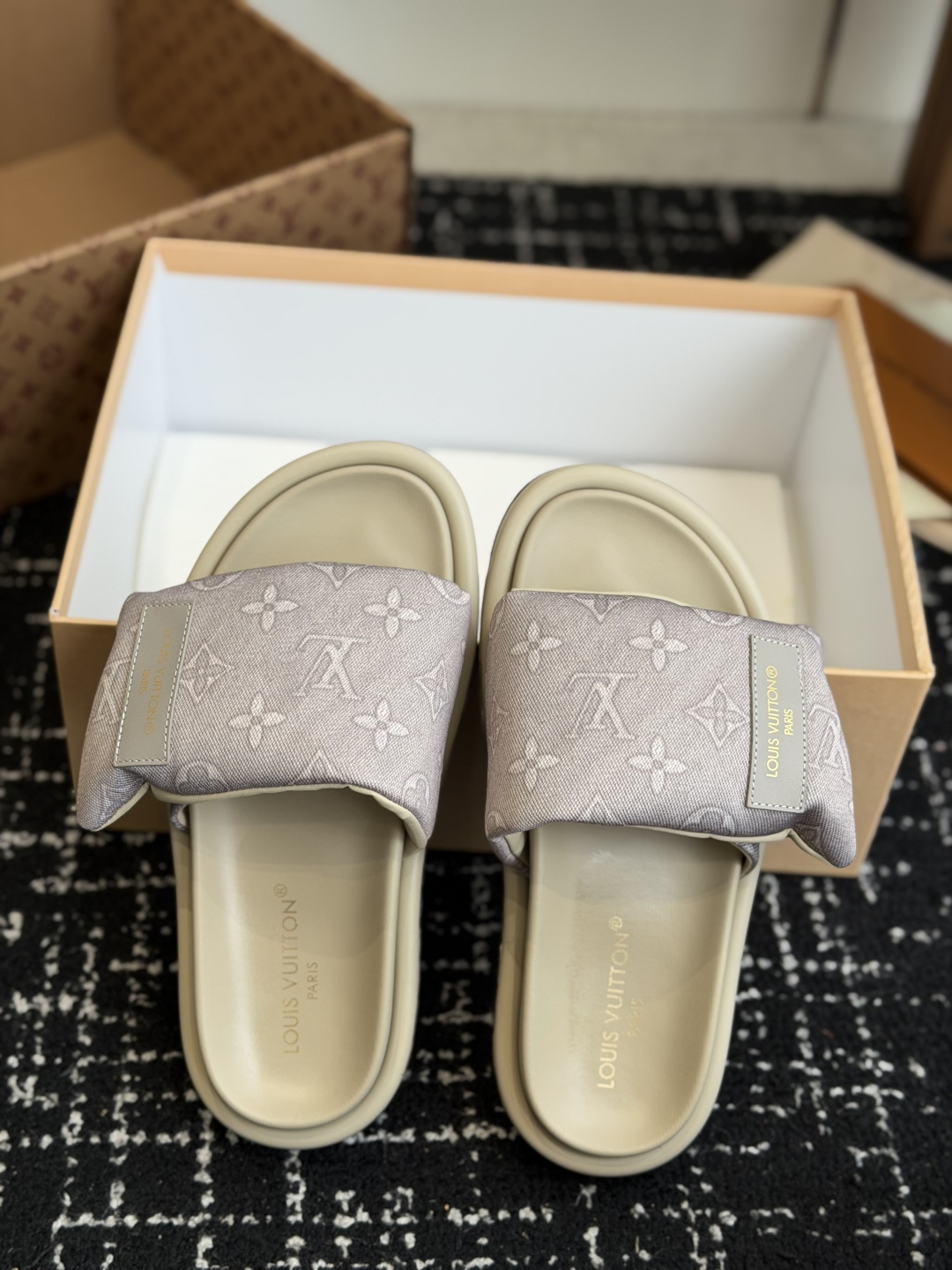 NO:815560,Dongguan Purchasing Level LV Louis Vuitton Couple Style POOL PILLOW COMFORT One-word Velcro Bread Slippers Pool Pillow Comfort Mules are named after the soft padded upper design, with new cow leather paving. Monogram embossed pattern. The front strap is embellished with a Louis Vuitton logo leather label. Comfortable and flexible insoles and lightweight micro outsoles allow for unrestricted walking!  Fabric: Original customized technical fabric fabric, original customized sheepskin foot pads inside, original molded rubber foam outsole, sole thickness 4CM Size: women's 35-40 (customized 40) / men's 39-46 (customized 45, 46), slippers, louis vuitton, louis vuitton, slippers, cowhide, sheepskin19860909东莞代购级 LV路易威登 情侣款 POOL PILLOW COMFORT 一字魔术贴面包拖 Pool Pillow 舒适穆勒鞋得名于柔软填充鞋面设计,新绎牛皮革铺陈. Monogram 压印图案.前带缀饰路易威登标识皮革标签.舒适韧性鞋垫与轻盈微型外底成就无拘步履！ 面料: 原版定制科技织物面料 内里原版定制羊皮垫脚 鞋底原版开模橡胶发泡大底 底厚4CM Size:女款35-40（40定制）/ 男款39-46（45、46定做）,拖鞋,louis vuitton,louis vuitton,slippers,cowhide,sheepskin,Women's Shoes