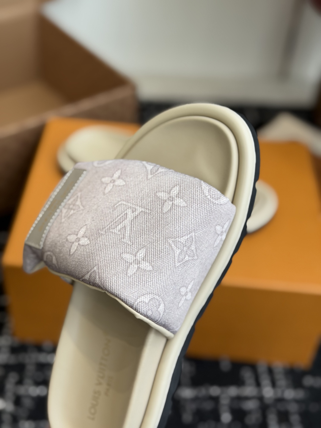 东莞代购级LV路易威登 情侣款 POOL PILLOW COMFORT 一字魔术贴面包拖Pool Pil 东莞代购级LV路易威登 情侣款 POOL PILLOW COMFORT 一字魔术贴面包拖Pool Pil