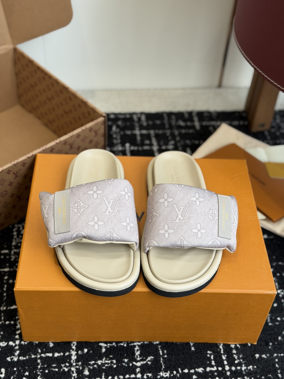 东莞代购级LV路易威登 情侣款 POOL PILLOW COMFORT 一字魔术贴面包拖Pool Pil 东莞代购级LV路易威登 情侣款 POOL PILLOW COMFORT 一字魔术贴面包拖Pool Pil