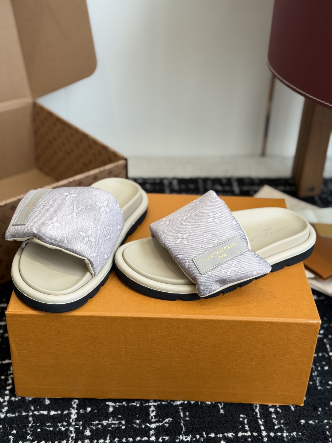 东莞代购级LV路易威登 情侣款 POOL PILLOW COMFORT 一字魔术贴面包拖Pool Pil 东莞代购级LV路易威登 情侣款 POOL PILLOW COMFORT 一字魔术贴面包拖Pool Pil