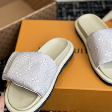 东莞代购级LV路易威登 情侣款 POOL PILLOW COMFORT 一字魔术贴面包拖Pool Pil 东莞代购级LV路易威登 情侣款 POOL PILLOW COMFORT 一字魔术贴面包拖Pool Pil