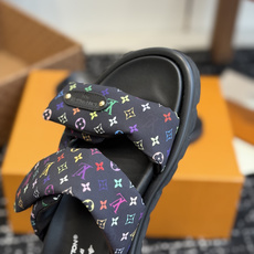 东莞代购级LV路易威登 情侣款 POOL PILLOW COMFORT 二带魔术贴面包拖Pool Pil 东莞代购级LV路易威登 情侣款 POOL PILLOW COMFORT 二带魔术贴面包拖Pool Pil
