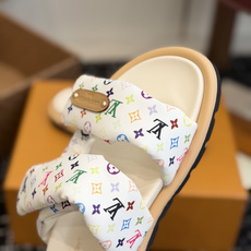 东莞代购级LV路易威登 情侣款 POOL PILLOW COMFORT 二带魔术贴面包拖Pool Pil 东莞代购级LV路易威登 情侣款 POOL PILLOW COMFORT 二带魔术贴面包拖Pool Pil