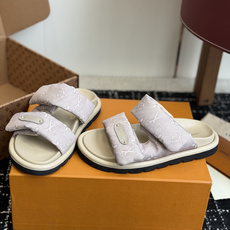 东莞代购级LV路易威登 情侣款 POOL PILLOW COMFORT 二带魔术贴面包拖Pool Pil 东莞代购级LV路易威登 情侣款 POOL PILLOW COMFORT 二带魔术贴面包拖Pool Pil
