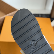 东莞代购级LV路易威登 情侣款 POOL PILLOW COMFORT 二带魔术贴面包拖Pool Pil 东莞代购级LV路易威登 情侣款 POOL PILLOW COMFORT 二带魔术贴面包拖Pool Pil