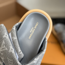 东莞代购级LV路易威登 情侣款 POOL PILLOW COMFORT 二带魔术贴面包拖Pool Pil 东莞代购级LV路易威登 情侣款 POOL PILLOW COMFORT 二带魔术贴面包拖Pool Pil