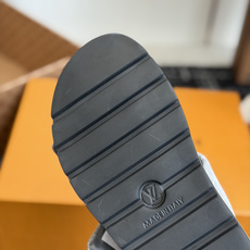 东莞代购级LV路易威登 情侣款 POOL PILLOW COMFORT 二带魔术贴面包拖Pool Pil 东莞代购级LV路易威登 情侣款 POOL PILLOW COMFORT 二带魔术贴面包拖Pool Pil