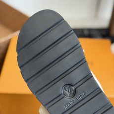 东莞代购级LV路易威登 情侣款 POOL PILLOW COMFORT 二带魔术贴面包拖Pool Pil 东莞代购级LV路易威登 情侣款 POOL PILLOW COMFORT 二带魔术贴面包拖Pool Pil