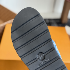 东莞代购级LV路易威登 情侣款 POOL PILLOW COMFORT 二带魔术贴面包拖Pool Pil 东莞代购级LV路易威登 情侣款 POOL PILLOW COMFORT 二带魔术贴面包拖Pool Pil