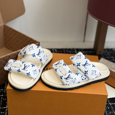 东莞代购级LV路易威登 情侣款 POOL PILLOW COMFORT 二带魔术贴面包拖Pool Pil 东莞代购级LV路易威登 情侣款 POOL PILLOW COMFORT 二带魔术贴面包拖Pool Pil