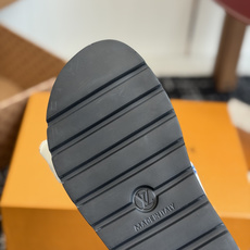东莞代购级LV路易威登 情侣款 POOL PILLOW COMFORT 二带魔术贴面包拖Pool Pil 东莞代购级LV路易威登 情侣款 POOL PILLOW COMFORT 二带魔术贴面包拖Pool Pil