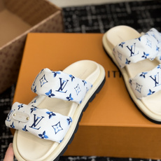 东莞代购级LV路易威登 情侣款 POOL PILLOW COMFORT 二带魔术贴面包拖Pool Pil 东莞代购级LV路易威登 情侣款 POOL PILLOW COMFORT 二带魔术贴面包拖Pool Pil