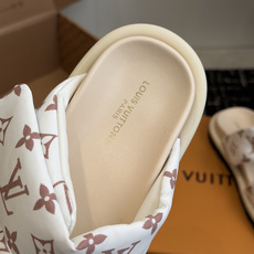 东莞代购级LV路易威登 情侣款 POOL PILLOW COMFORT 二带魔术贴面包拖Pool Pil 东莞代购级LV路易威登 情侣款 POOL PILLOW COMFORT 二带魔术贴面包拖Pool Pil