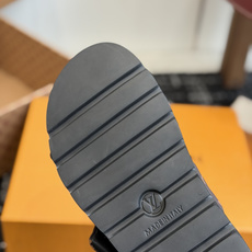 东莞代购级LV路易威登 情侣款 POOL PILLOW COMFORT 二带魔术贴面包拖Pool Pil 东莞代购级LV路易威登 情侣款 POOL PILLOW COMFORT 二带魔术贴面包拖Pool Pil