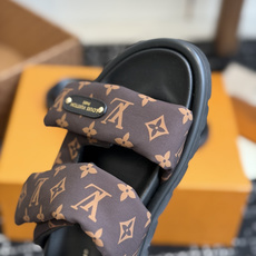 东莞代购级LV路易威登 情侣款 POOL PILLOW COMFORT 二带魔术贴面包拖Pool Pil 东莞代购级LV路易威登 情侣款 POOL PILLOW COMFORT 二带魔术贴面包拖Pool Pil