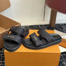 东莞代购级LV路易威登 情侣款 POOL PILLOW COMFORT 二带魔术贴面包拖Pool Pil 东莞代购级LV路易威登 情侣款 POOL PILLOW COMFORT 二带魔术贴面包拖Pool Pil