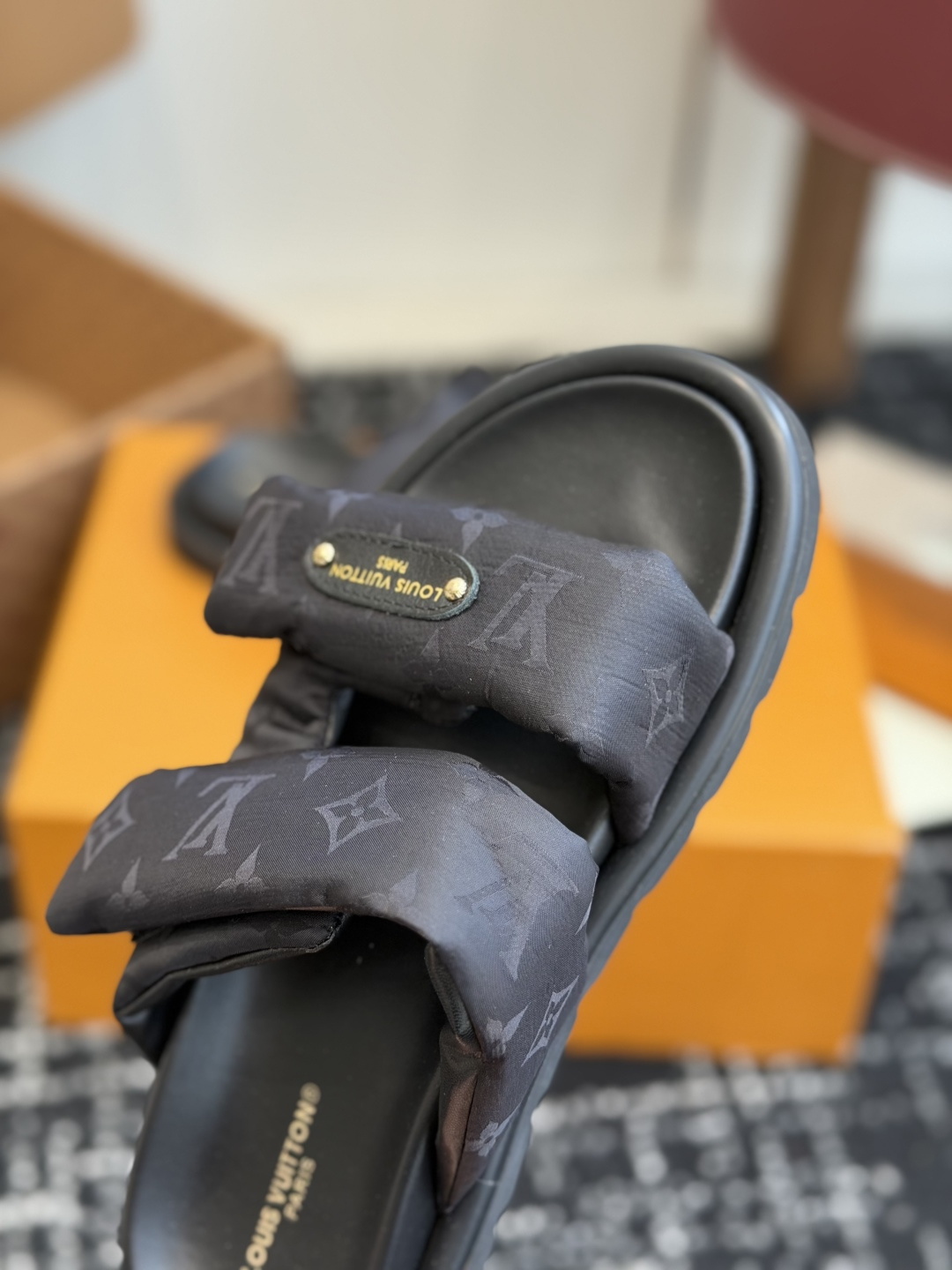 东莞代购级LV路易威登 情侣款 POOL PILLOW COMFORT 二带魔术贴面包拖Pool Pil 东莞代购级LV路易威登 情侣款 POOL PILLOW COMFORT 二带魔术贴面包拖Pool Pil