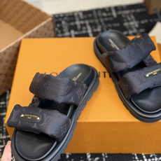 东莞代购级LV路易威登 情侣款 POOL PILLOW COMFORT 二带魔术贴面包拖Pool Pil 东莞代购级LV路易威登 情侣款 POOL PILLOW COMFORT 二带魔术贴面包拖Pool Pil