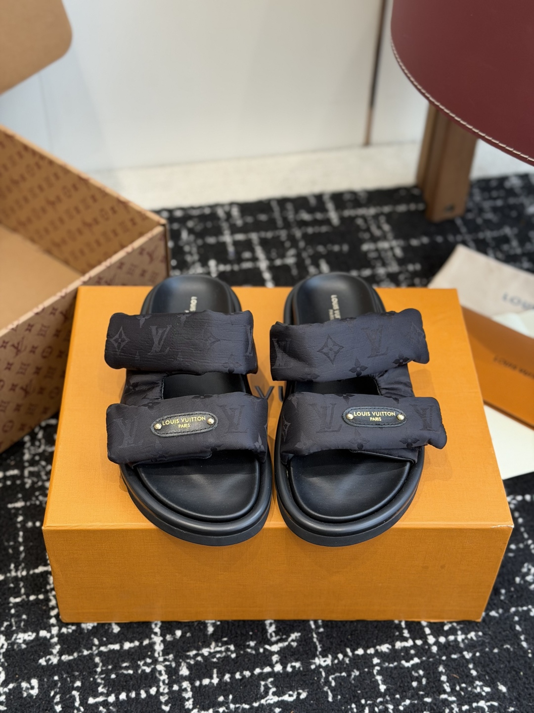 NO:815528,Dongguan Purchasing Level LV Louis Vuitton Couple's Style POOL PILLOW COMFORT Two-Strap Velcro Bread Slippers Pool Pillow Comfort Mules are named after the soft padded upper design, with new cow leather paving. Monogram embossed pattern. The front strap is embellished with Louis Vuitton logo leather label. Comfortable and flexible insole and lightweight micro outsole allow for unrestricted walking!  Fabric: Original customized technical fabric fabric, original customized sheepskin foot pads inside, original molded rubber foam outsole, sole thickness 4CM Size: women's 35-40 (customized 40) / men's 39-46 (customized 45, 46), slippers, louis vuitton, louis vuitton, slippers, cowhide, sheepskin19860909东莞代购级 LV路易威登 情侣款 POOL PILLOW COMFORT 二带魔术贴面包拖 Pool Pillow 舒适穆勒鞋得名于柔软填充鞋面设计,新绎牛皮革铺陈. Monogram 压印图案.前带缀饰路易威登标识皮革标签.舒适韧性鞋垫与轻盈微型外底成就无拘步履！ 面料: 原版定制科技织物面料 内里原版定制羊皮垫脚 鞋底原版开模橡胶发泡大底 底厚4CM Size:女款35-40（40定制）/ 男款39-46（45、46定做）,拖鞋,louis vuitton,louis vuitton,slippers,cowhide,sheepskin,Women's Shoes