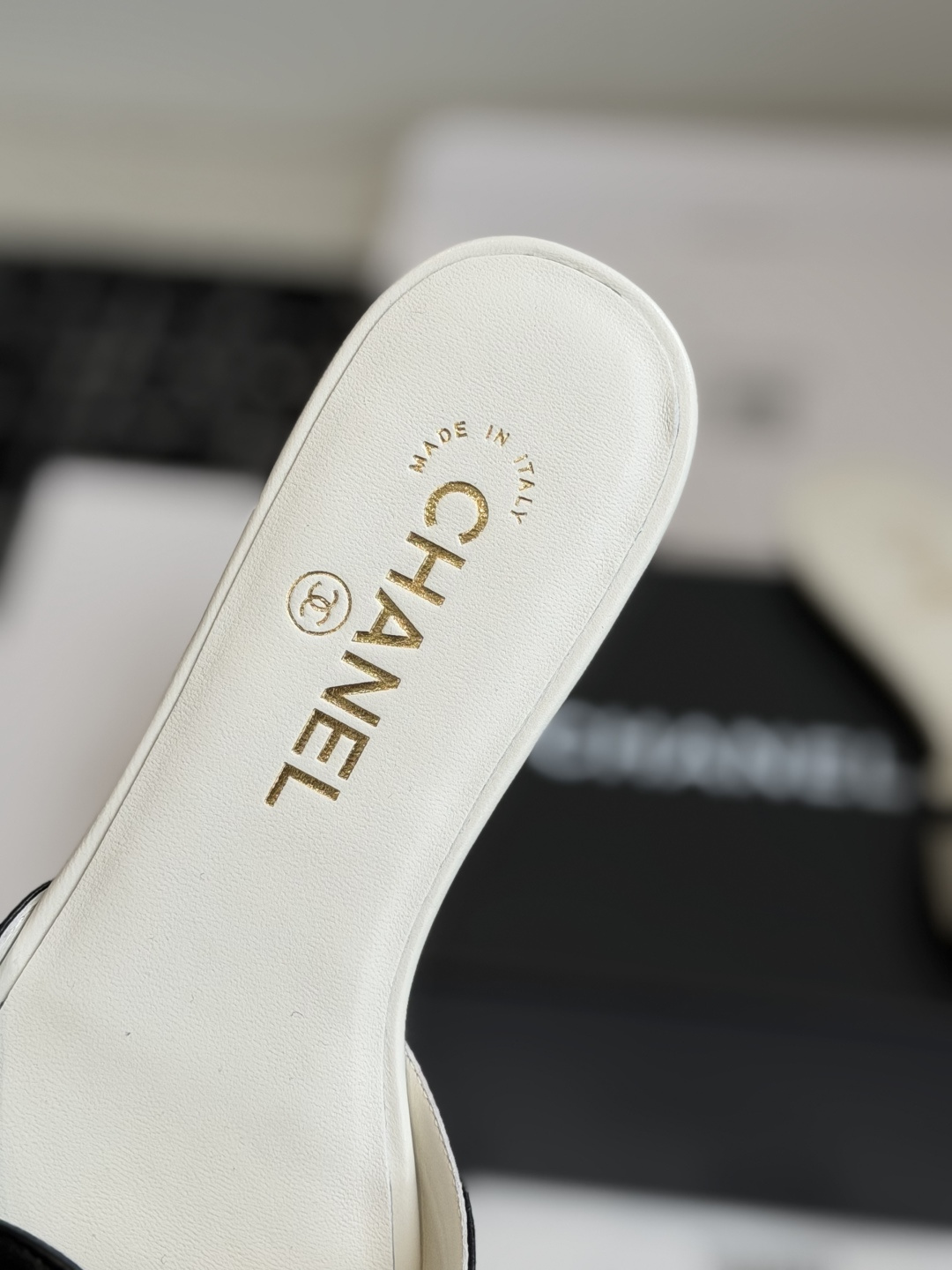 东莞代购级Chanel双C logo镂空凉鞋拖鞋平底款真的复古又时髦的素净鞋面，一个简单的经典大C，中间