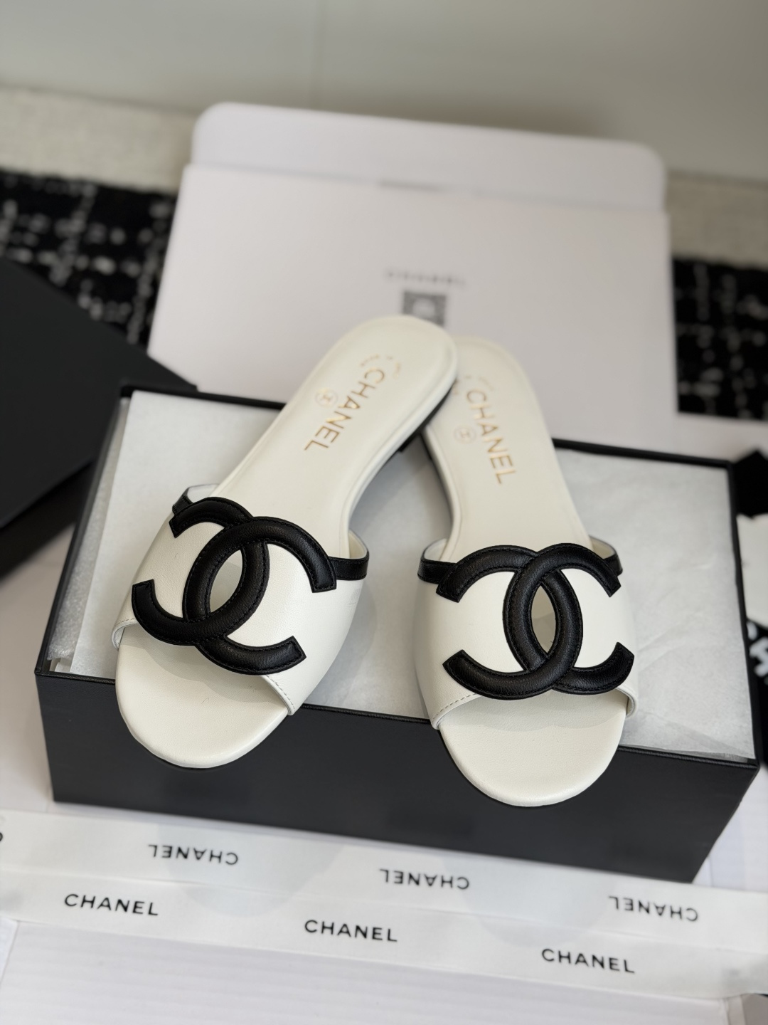东莞代购级Chanel双C logo镂空凉鞋拖鞋平底款真的复古又时髦的素净鞋面，一个简单的经典大C，中间