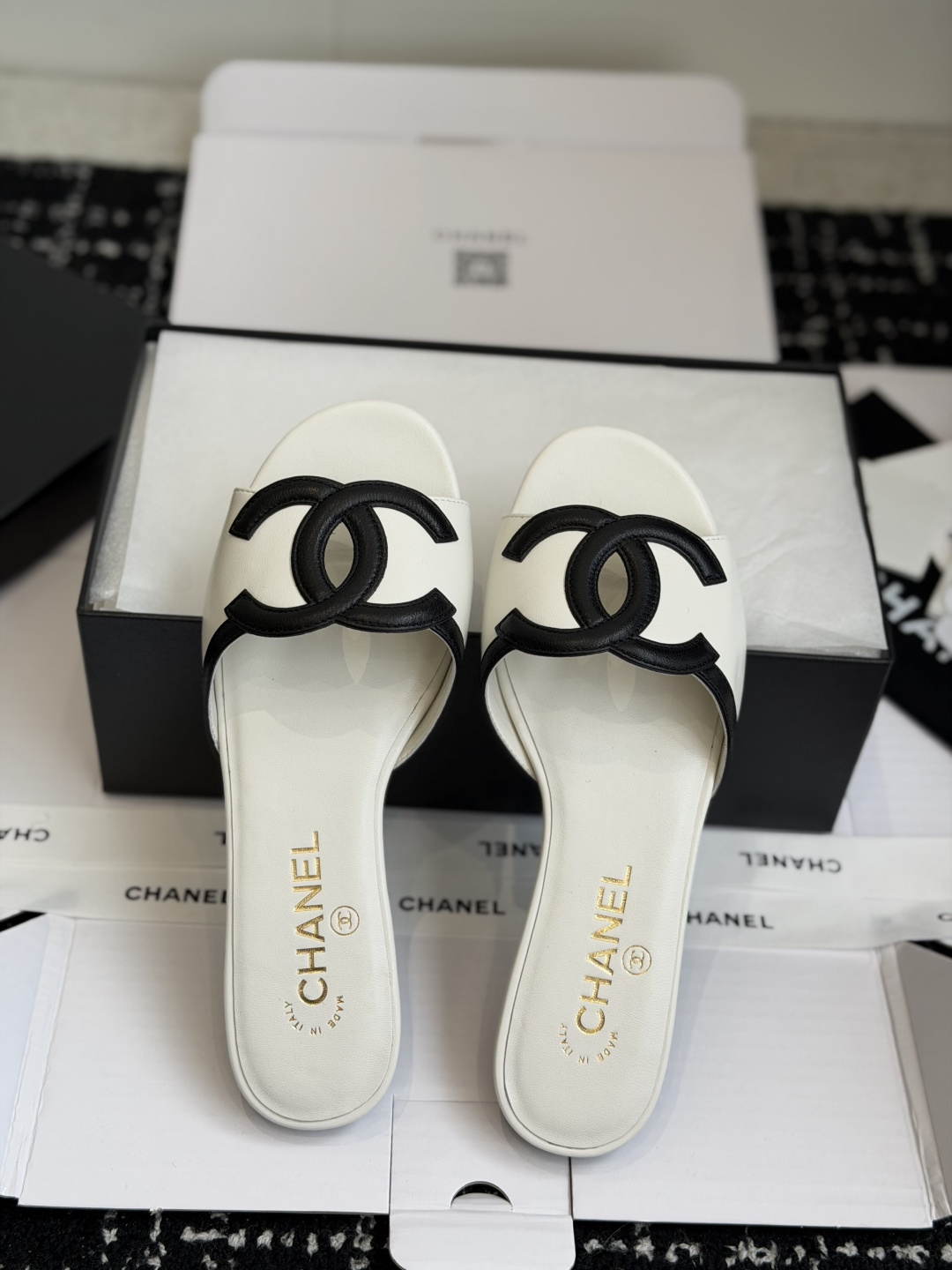 东莞代购级Chanel双C logo镂空凉鞋拖鞋平底款真的复古又时髦的素净鞋面，一个简单的经典大C，中间