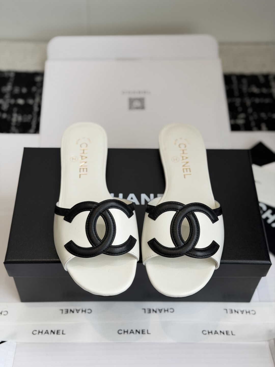 东莞代购级Chanel双C logo镂空凉鞋拖鞋平底款真的复古又时髦的素净鞋面，一个简单的经典大C，中间