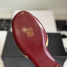 东莞代购级Chanel双C logo镂空凉鞋拖鞋平底款真的复古又时髦的素净鞋面,一个简单的经典大C,中间 东莞代购级Chanel双C logo镂空凉鞋拖鞋平底款真的复古又时髦的素净鞋面,一个简单的经典大C,中间