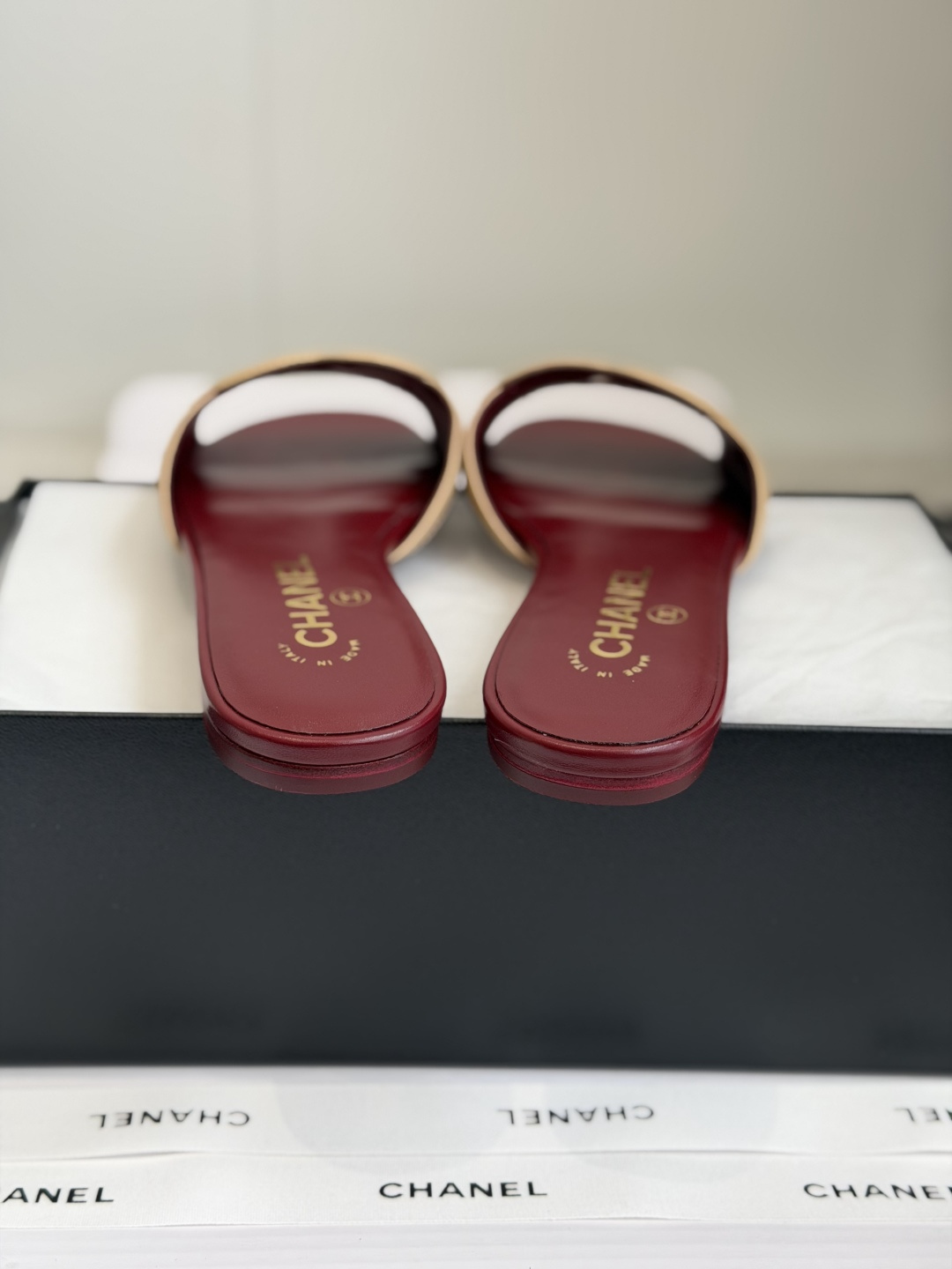 东莞代购级Chanel双C logo镂空凉鞋拖鞋平底款真的复古又时髦的素净鞋面,一个简单的经典大C,中间 东莞代购级Chanel双C logo镂空凉鞋拖鞋平底款真的复古又时髦的素净鞋面,一个简单的经典大C,中间