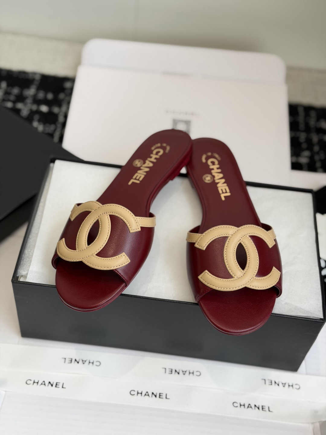 东莞代购级Chanel双C logo镂空凉鞋拖鞋平底款真的复古又时髦的素净鞋面,一个简单的经典大C,中间 东莞代购级Chanel双C logo镂空凉鞋拖鞋平底款真的复古又时髦的素净鞋面,一个简单的经典大C,中间