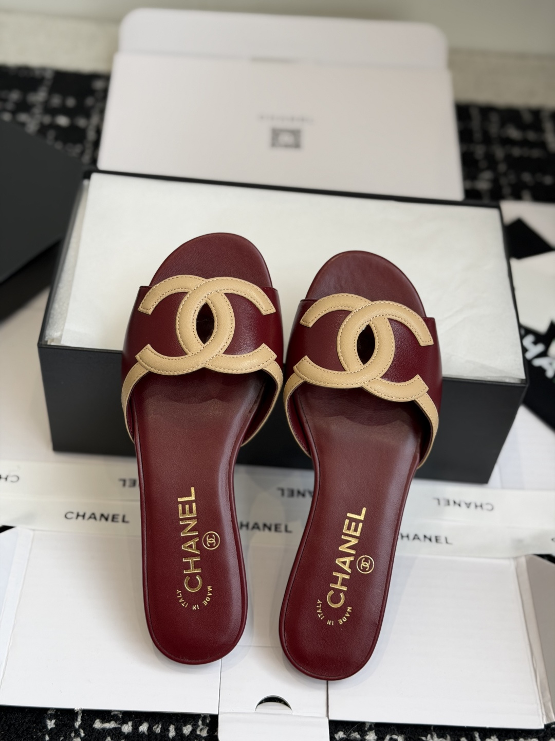 东莞代购级Chanel双C logo镂空凉鞋拖鞋平底款真的复古又时髦的素净鞋面，一个简单的经典大C，中间