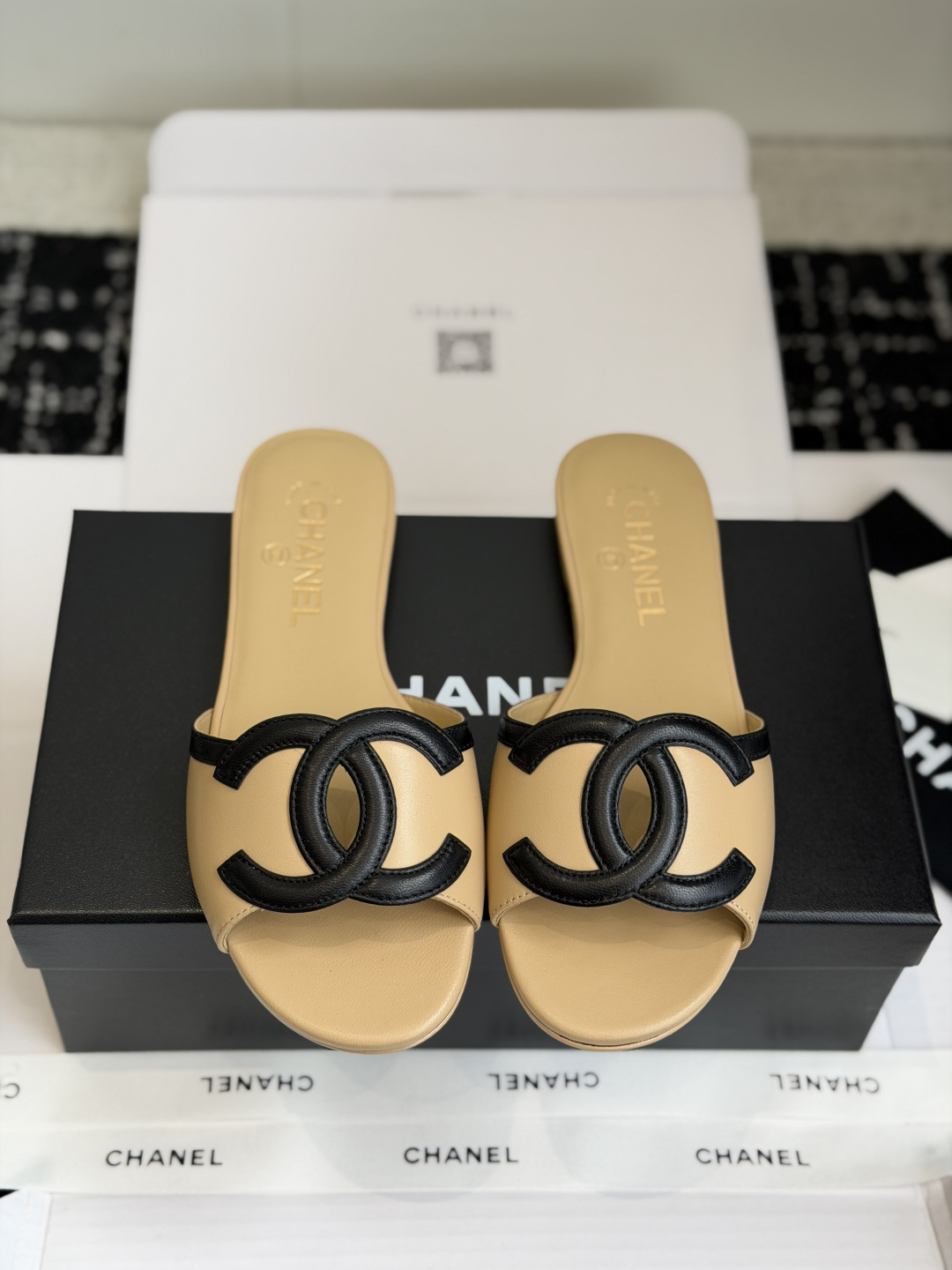 东莞代购级Chanel双C logo镂空凉鞋拖鞋平底款真的复古又时髦的素净鞋面，一个简单的经典大C，中间
