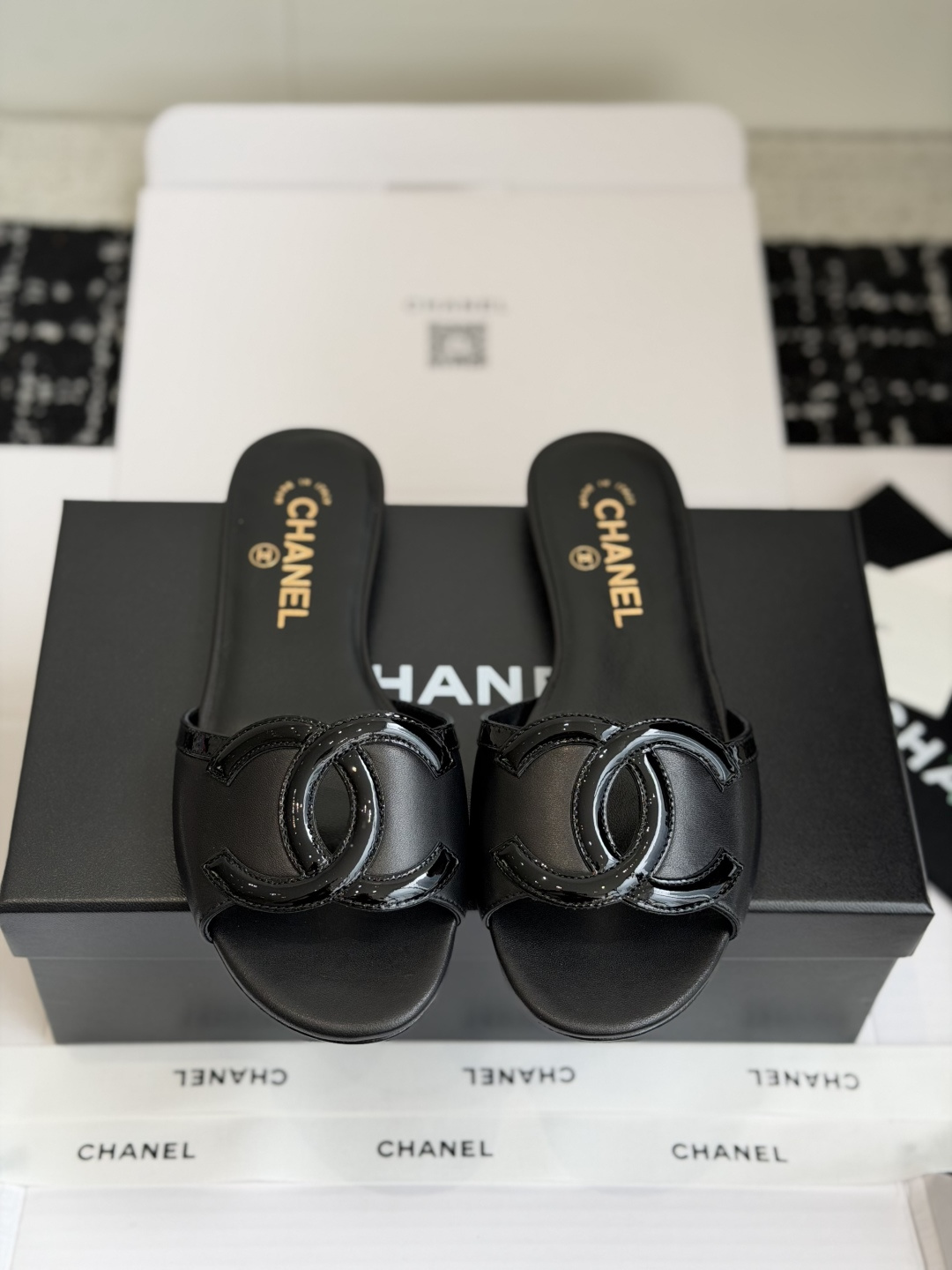NO:815797,Dongguan purchasing agent Chanel double C logo hollow sandals and slippers flat style. Really retro and fashionable plain upper, a simple classic big C, with a hollow in the middle to make the feet look like shadows. It is really a retro and fashionable style, elegant and refined at a glance. The upper leather label LOGO is pressed with a custom molded abrasive tool, which is the most difficult part to overcome in the production of this shoe. The fitting gasket is pressed with a mold to create a three-dimensional effect, and finally needs to be trimmed by hand.  Upper imported full-grain lambskin, lining + foot pads, kid leather lining, outsole imported genuine leather outsole from Italy, size 35-40 (40 customized), slippers, chanel, sandals, slippers, sheepskin, Leather soles19860909东莞代购级 Chanel双C logo镂空凉鞋拖鞋平底款 真的复古又时髦的素净鞋面,一个简单的经典大C,中间镂空让脚脚若影若现,真是复古又时髦的款式,一眼沦陷的优雅精致 鞋面皮标LOGO为定制开模磨具压制,是这款鞋制作的最难攻克之处,贴合垫片用模具压制出立体效果,最后需要手工修边 鞋面进口全粒面小羊皮 内里+垫脚幼山羊皮里 大底意大利进口真皮大底 码数35-40（40定制）,拖鞋,chanel,sandals,slippers,sheepskin,Leather soles,Women's Shoes