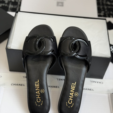 东莞代购级Chanel双C logo镂空凉鞋拖鞋平底款真的复古又时髦的素净鞋面,一个简单的经典大C,中间 东莞代购级Chanel双C logo镂空凉鞋拖鞋平底款真的复古又时髦的素净鞋面,一个简单的经典大C,中间