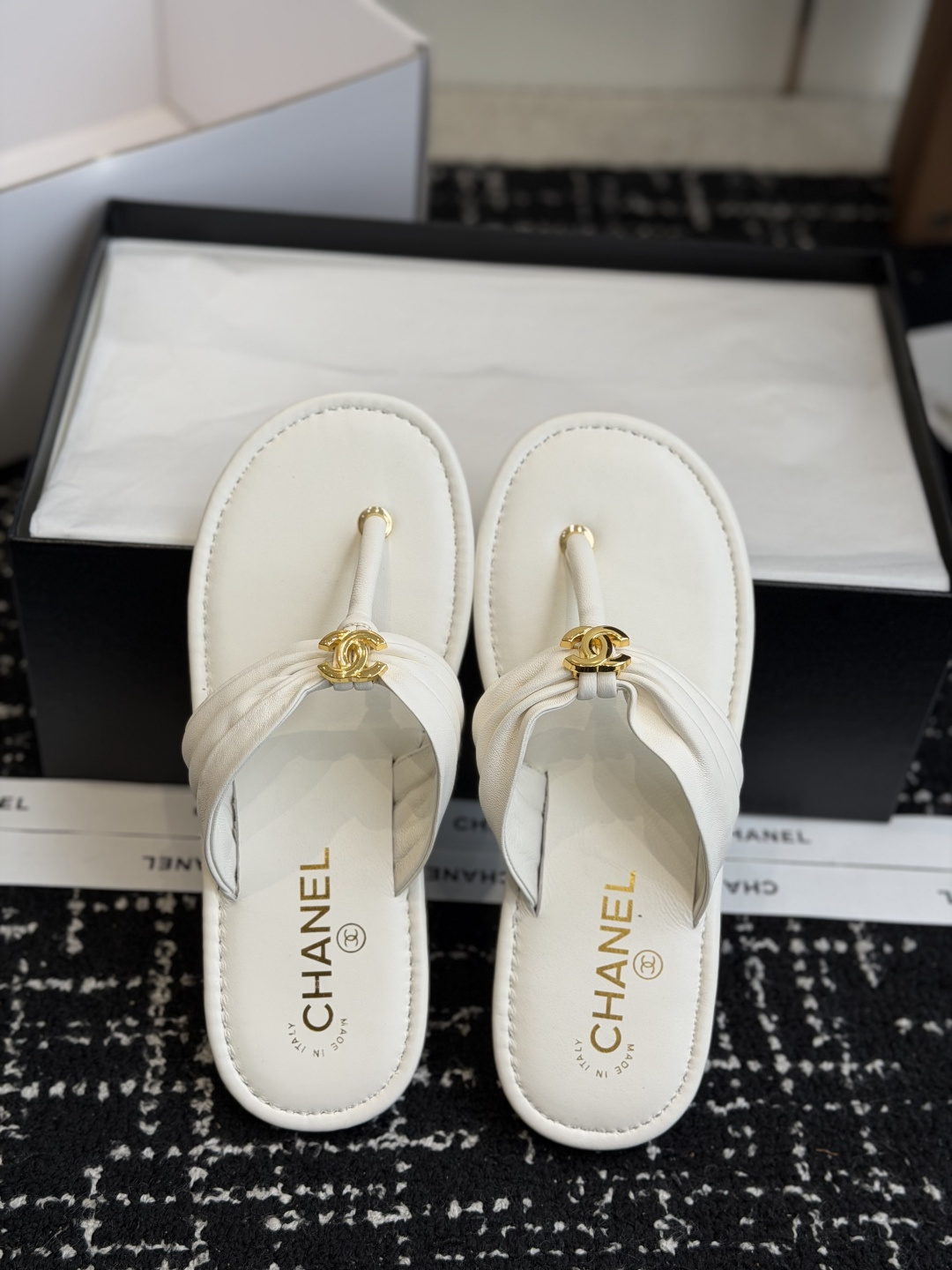 NO:815793,Dongguan purchasing agent Chane*l Xiaoxiang's new metal logo folding flip-flops are a must-have for Chanel fashionistas!  Who knows how to combine leisure and fashion? This Chanel slipper perfectly combines leisure and relaxation with fashion and sophistication!  Upper mixed sheepskin, lining cotton sheepskin, sole: genuine leather outsole, color black, white, size 35-40 (customized for 40), split-toe shoes, chanel, chanel, slippers, sheepskin, Leather soles19860909东莞代购级 Chane*l小香新款金属logo折叠夹脚人字拖鞋 chanel时髦精必入！休闲与时尚双拿捏 谁懂啊,香奈儿这款拖鞋,把休闲松弛感和时尚精致感完美融合！ 鞋面混种羊皮 内里垫脚棉羊皮 鞋底: 真皮大底 颜色黑色 白色 码数35-40（40定做）,分趾鞋,chanel,chanel,slippers,sheepskin,Leather soles,Women's Shoes