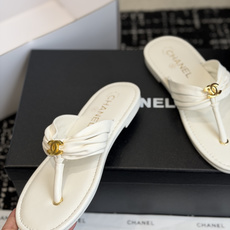 东莞代购级Chane*l小香新款金属logo折叠夹脚人字拖鞋chanel时髦精必入!休闲与时尚双拿捏谁懂 东莞代购级Chane*l小香新款金属logo折叠夹脚人字拖鞋chanel时髦精必入!休闲与时尚双拿捏谁懂