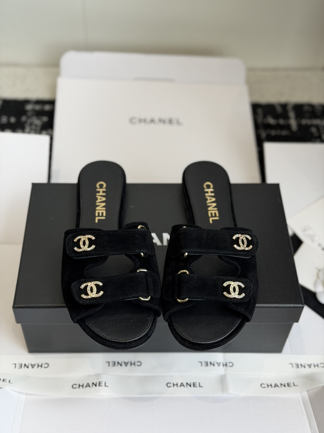 NO:817542,Dongguan purchasing agent Chanel Xiaoxiang double C diamond buckle Velcro two-word beach slippers are very different from the previous beach slippers, more refined and more delicate~ The double C diamond buckle is super shiny, and the black suede upper is very white~ A very practical pair in summer, with a casual and lazy feeling~ The Velcro can be freely adjusted for tightness, and the wide instep can also be worn to look slimmer!  Fabric imported from Italy sheep suede lining Italian lambskin lining Hardware Swarovski rhinestone gold-plated double C buckle Outsole exclusive private model 1:1 Italian leather combination outsole size 35-40 (40 customized), slippers, chanel, swarovski, slippers, sheepskin, gold plating19860909东莞代购级 Chanel小香双C钻扣魔术贴二字沙滩拖鞋 比以往的沙滩拖有很大的不同,更精致更秀气～ 双C钻扣超级闪,黑色反绒上脚很显白～ 夏季实穿性很高的一双、有种随性的慵懒感～魔术贴可以自由调节松紧,宽脚背也可以穿的很显瘦！ 面料意大利进口羊反毛皮 内里意大利小羊皮内里 五金施华洛世奇水钻镀金双C扣 大底独家私模1:1意大利真皮组合大底码数35-40（40定制）,拖鞋,chanel,swarovski,slippers,sheepskin,gold plating,Women's Shoes