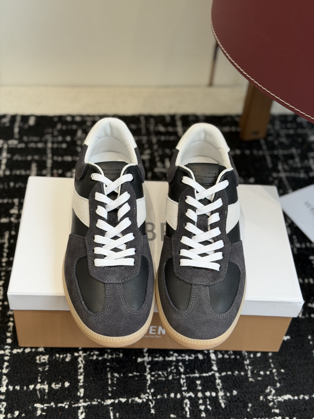 NO:815786,Purchasing-grade Verbenas 26 new colors, couple model, moral training shoes, casual sports shoes, material cowhide/cowhide/cloth, soft and delicate features combined with fashionable cloth, making it super soft and comfortable, while maintaining good breathability ~ Comfort and texture go hand in hand, easy to wear in any combination in all seasons. Fabric original custom imported cowhide, lining imported soft sheepskin lining, outsole original molded rubber material, bottom thickness 2.5CM  Size female 36-40 (40 customized) male 39-45 (45 customized), casual shoes/sports shoes, sneakers, cowhide, sheepskin19860909代购级 Verbenas 26新色 情侣款 德训鞋 休闲 运动鞋 材质牛京/牛皮/布面,柔软细腻的特点与时尚潮流的布面相结合,使其既有超高的柔软舒适度,又同时保持不错的透气性能~舒适与质感并行,轻松驾驭四季穿着任何搭配 面料原版定制进口牛皮 内里进口柔软羊皮里 大底原版开模橡胶材质 底厚2.5CM 尺码女36-40（40定做）男39-45（45定做）,休闲鞋/运动鞋,sneakers,cowhide,sheepskin,Women's Shoes