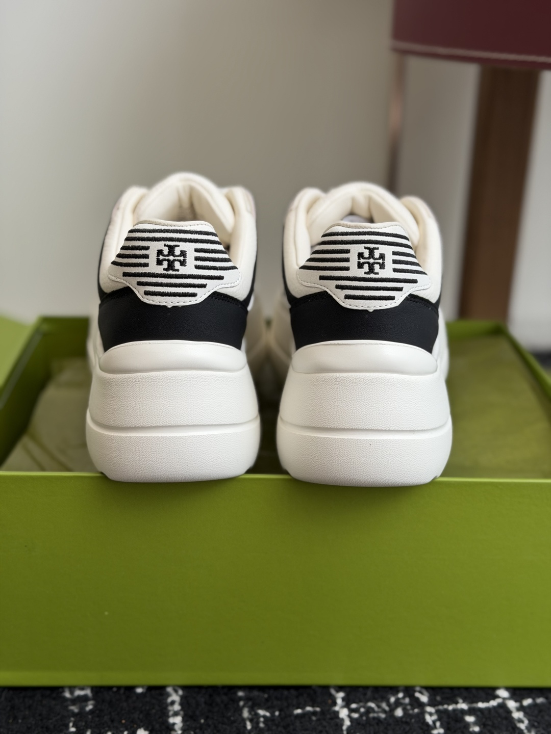 东莞代购级2026 新款tory burch（TB）休闲鞋 女款 整体轮廓简约，简单的配色，夏季百搭小白
