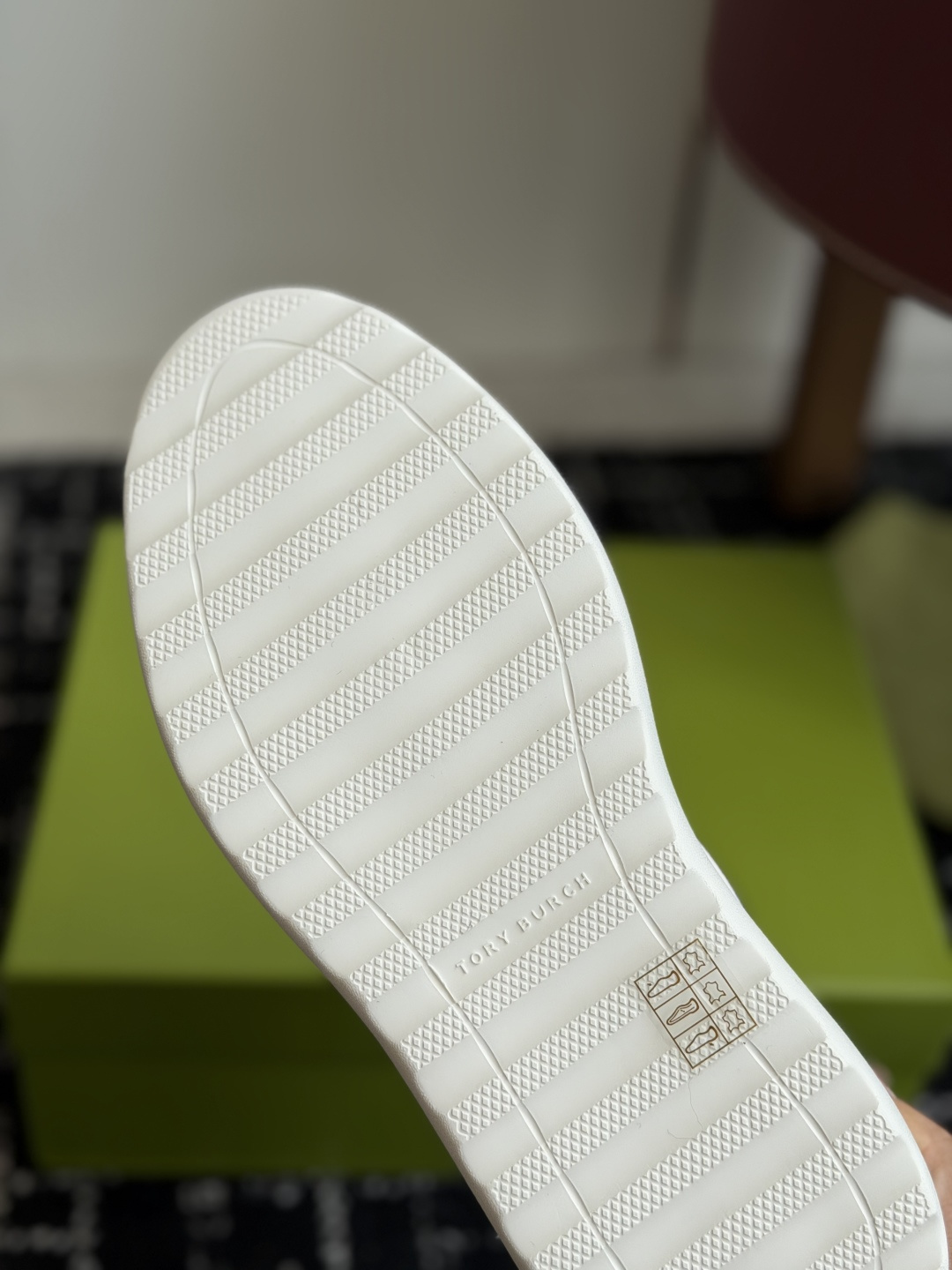 东莞代购级2026 新款tory burch（TB）休闲鞋 女款 整体轮廓简约，简单的配色，夏季百搭小白
