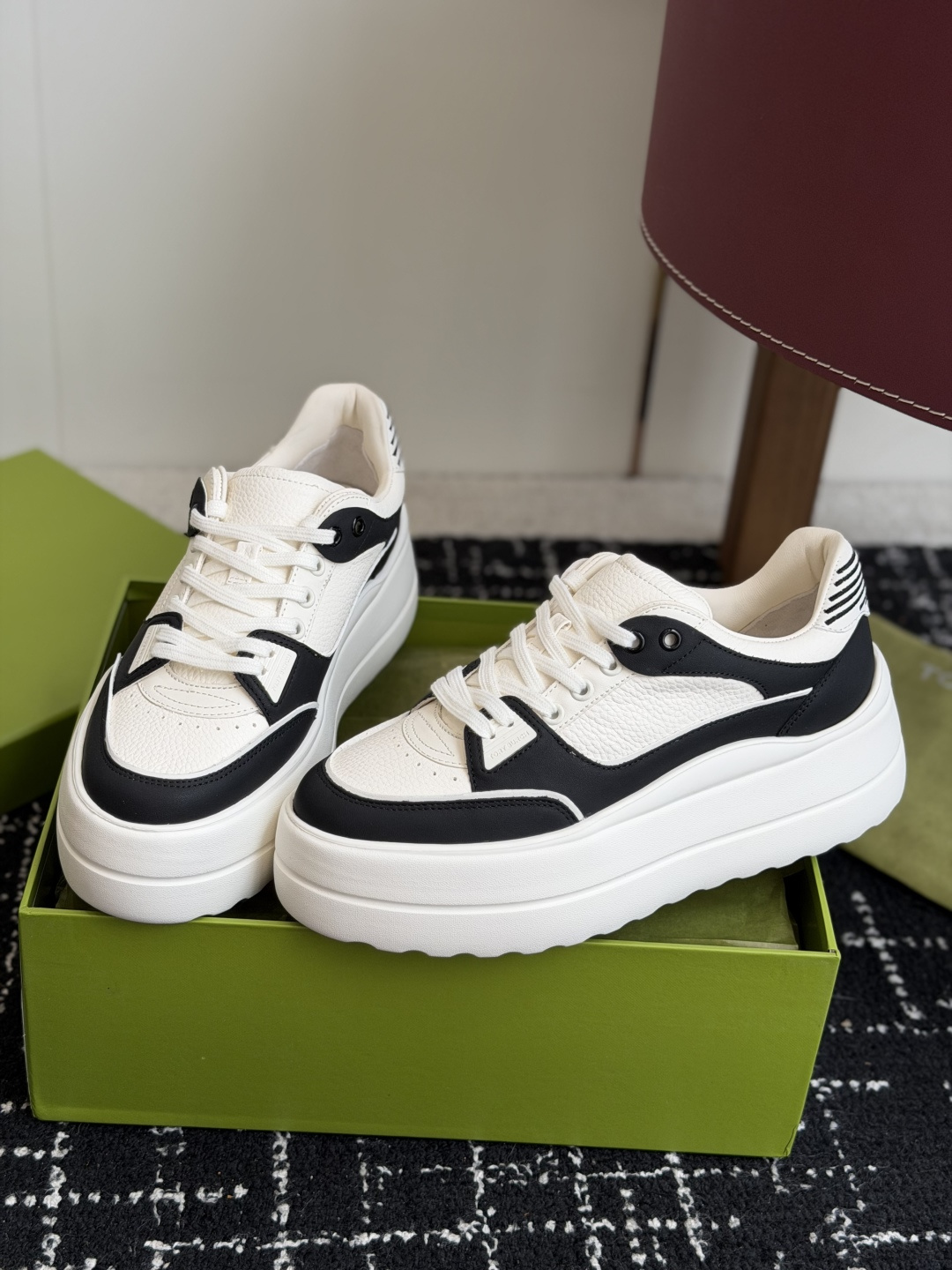 东莞代购级2026 新款tory burch（TB）休闲鞋 女款 整体轮廓简约，简单的配色，夏季百搭小白