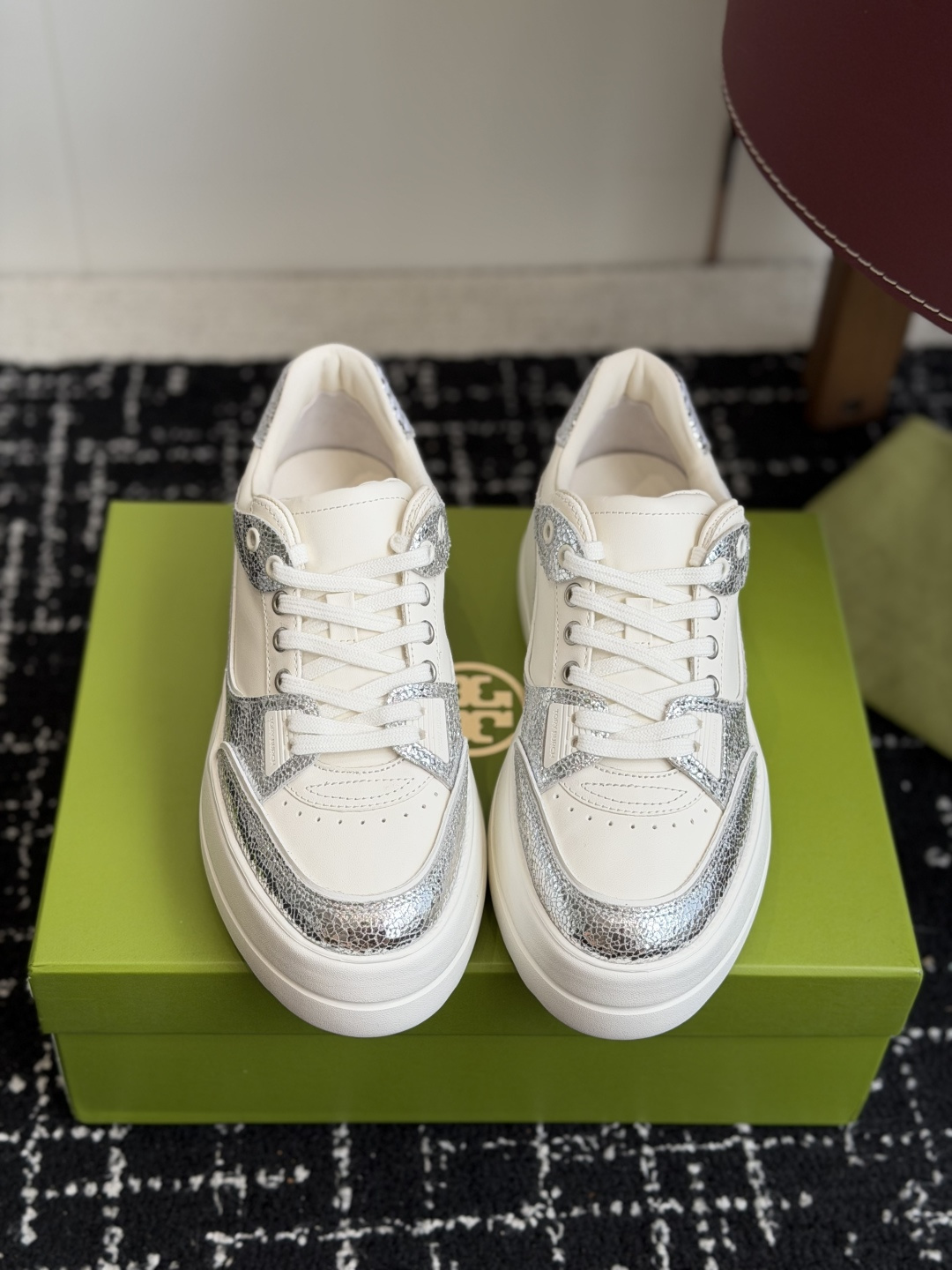 东莞代购级2026 新款tory burch（TB）休闲鞋 女款 整体轮廓简约，简单的配色，夏季百搭小白